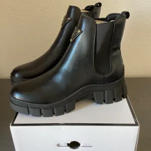 GUESS Women's Hestia Lug Sole Chelsea Booties, size 9.5