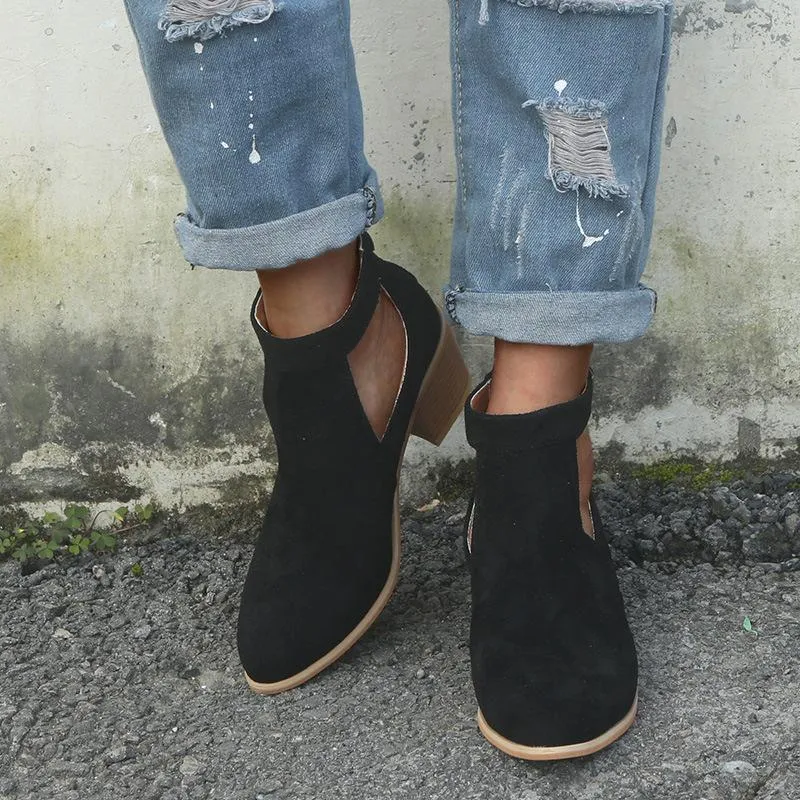 Hohle Stiefelette mit dickem Absatz