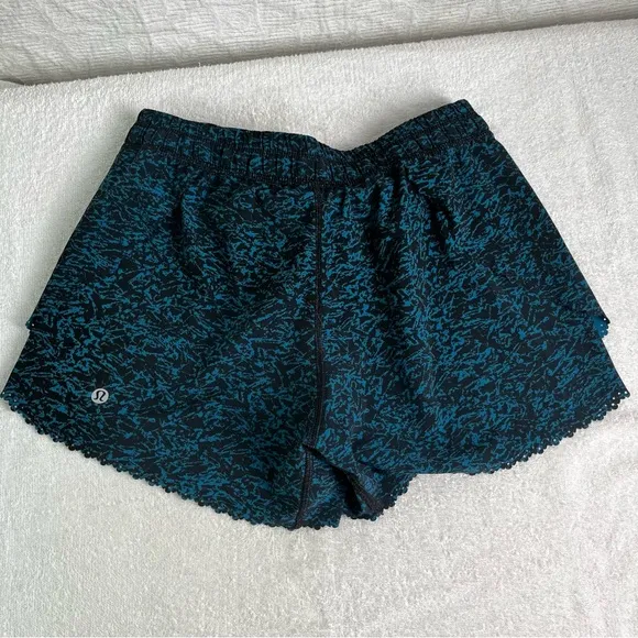Lululemon Hit It Shorts 3.5 in Women 2 Scalloped Layered Iced Wave Capri Black