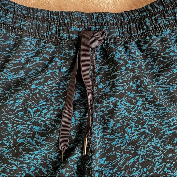Lululemon Hit It Shorts 3.5 in Women 2 Scalloped Layered Iced Wave Capri Black