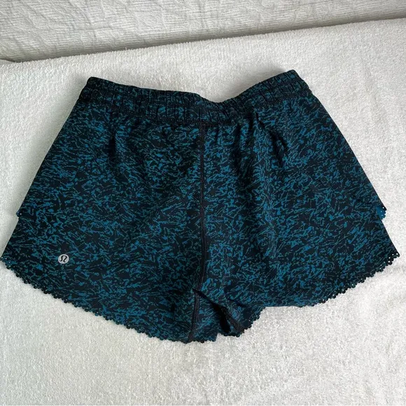 Lululemon Hit It Shorts 3.5 in Women 2 Scalloped Layered Iced Wave Capri Black