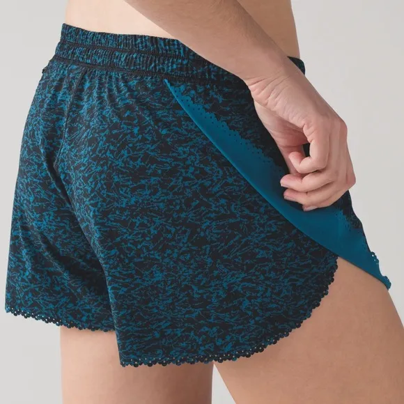 Lululemon Hit It Shorts 3.5 in Women 2 Scalloped Layered Iced Wave Capri Black
