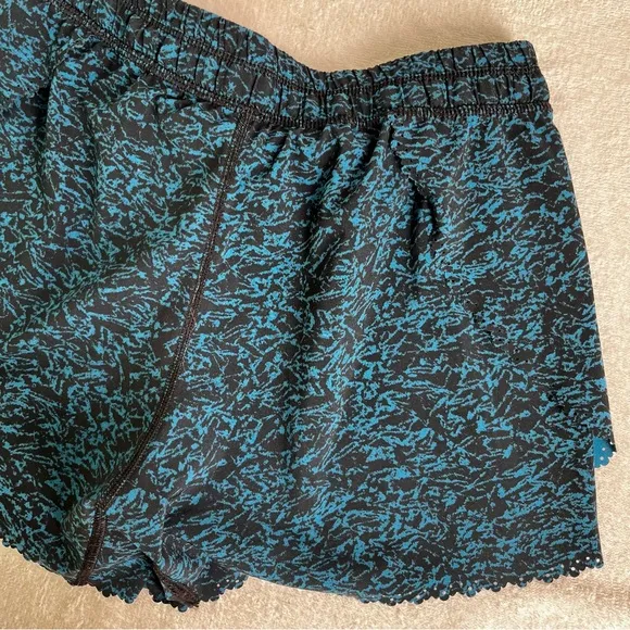 Lululemon Hit It Shorts 3.5 in Women 2 Scalloped Layered Iced Wave Capri Black