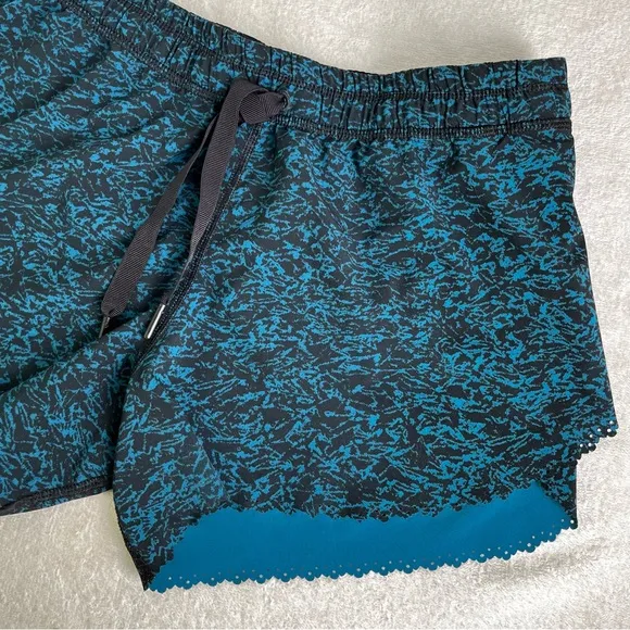 Lululemon Hit It Shorts 3.5 in Women 2 Scalloped Layered Iced Wave Capri Black