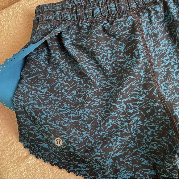 Lululemon Hit It Shorts 3.5 in Women 2 Scalloped Layered Iced Wave Capri Black