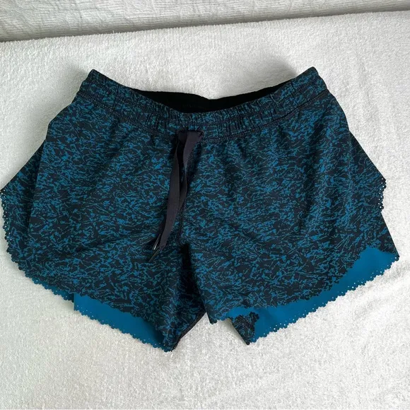 Lululemon Hit It Shorts 3.5 in Women 2 Scalloped Layered Iced Wave Capri Black