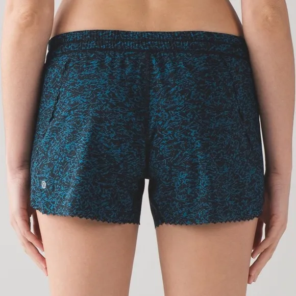 Lululemon Hit It Shorts 3.5 in Women 2 Scalloped Layered Iced Wave Capri Black