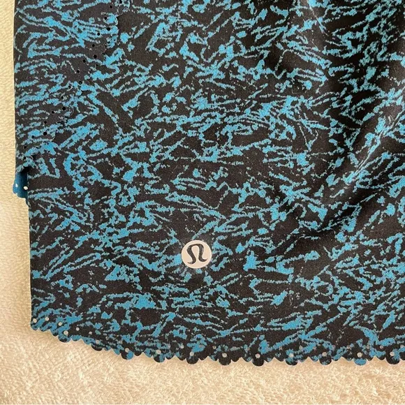 Lululemon Hit It Shorts 3.5 in Women 2 Scalloped Layered Iced Wave Capri Black