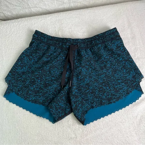 Lululemon Hit It Shorts 3.5 in Women 2 Scalloped Layered Iced Wave Capri Black