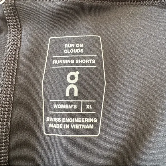 ON Running 3” Performance Shorts NWT Women’s size XL in Cobble/Black